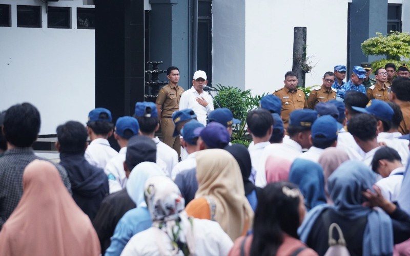 Gubernur Jawa Barat, H. Dedi Mulyadi, memimpin apel pagi pelepasan 50 siswa SMP Subang yang akan mengikuti pelatihan pendidikan karakter dan bela negara di Lanud Suryadarma Kalijati, Senin (23/06/2025), di Halaman Kantor Bupati Subang.