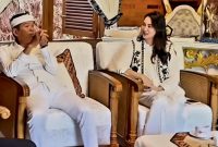 Momen hangat saat anggota DPRD Maluku Utara, Sherly Tjoanda, berkunjung ke Lembur Pakuan milik tokoh Jabar Dedi Mulyadi. Tak hanya tukar ide soal desa wisata, suasana keduanya bikin netizen baper dan langsung menjodoh-jodohkan.

