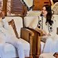 Momen hangat saat anggota DPRD Maluku Utara, Sherly Tjoanda, berkunjung ke Lembur Pakuan milik tokoh Jabar Dedi Mulyadi. Tak hanya tukar ide soal desa wisata, suasana keduanya bikin netizen baper dan langsung menjodoh-jodohkan.

