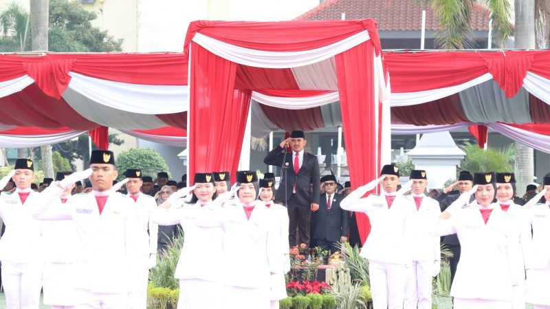 Bupati Bekasi, Ade Kuswara Kunang, memimpin upacara peringatan Hari Lahir Pancasila 1 Juni 2025 di Plaza Pemkab Bekasi, Kecamatan Cikarang Pusat.