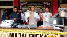 Kedua pelaku pencurian spesialis sekolah saat diamankan di Mapolres Majalengka. Salah satunya diketahui residivis kasus serupa.