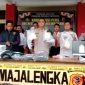 Kedua pelaku pencurian spesialis sekolah saat diamankan di Mapolres Majalengka. Salah satunya diketahui residivis kasus serupa.