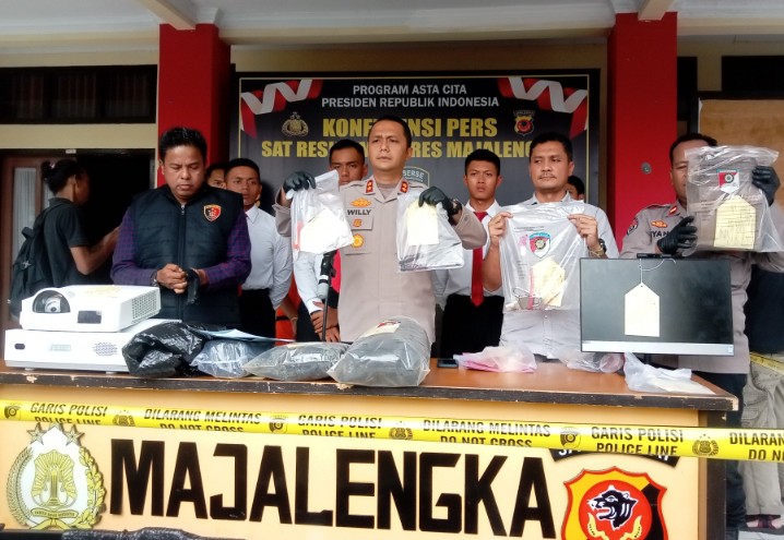 Kedua pelaku pencurian spesialis sekolah saat diamankan di Mapolres Majalengka. Salah satunya diketahui residivis kasus serupa.