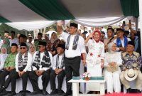 Wakil Bupati Bekasi Asep Surya Atmaja bersama jajaran pejabat dan tokoh masyarakat menghadiri Pawai Ta’aruf MTQH ke-39 Tingkat Provinsi Jawa Barat di Lapangan Upakarti, Kabupaten Bandung, Minggu (15/6/2025). Kehadiran mereka menjadi bentuk dukungan penuh terhadap kafilah Kabupaten Bekasi yang siap mempertahankan gelar juara umum.