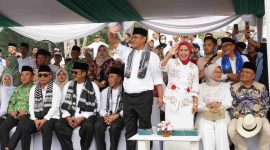 Wakil Bupati Bekasi Asep Surya Atmaja bersama jajaran pejabat dan tokoh masyarakat menghadiri Pawai Ta’aruf MTQH ke-39 Tingkat Provinsi Jawa Barat di Lapangan Upakarti, Kabupaten Bandung, Minggu (15/6/2025). Kehadiran mereka menjadi bentuk dukungan penuh terhadap kafilah Kabupaten Bekasi yang siap mempertahankan gelar juara umum.