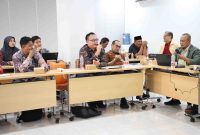 Kabid Pemerintahan dan Pembangunan Manusia Bappeda Kabupaten Bekasi, Fadly Marissato (berbatik biru, memegang mikrofon), saat menyampaikan pemaparan dalam pertemuan lintas sektor percepatan eliminasi penyakit AIDS, Tuberkulosis, dan Malaria (ATM) yang digelar di RS Mitra Keluarga Grand Wisata, Tambun Selatan, Kamis (19/6/2025). Pertemuan ini diinisiasi oleh ADINKES Jawa Barat sebagai bentuk komitmen bersama dalam penguatan strategi kesehatan masyarakat di Kabupaten Bekasi.