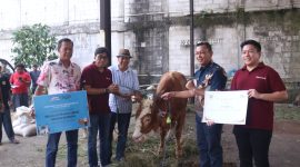 Kepala Dinas Lingkungan Hidup Kabupaten Bekasi Donny Sirait (kedua dari kanan) secara simbolis menerima satu ekor sapi kurban dari perwakilan PT Lippo Cikarang dalam program penyaluran hewan kurban melalui CSR, di Cikarang, Kamis (5/6/2025). 