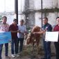 Kepala Dinas Lingkungan Hidup Kabupaten Bekasi Donny Sirait (kedua dari kanan) secara simbolis menerima satu ekor sapi kurban dari perwakilan PT Lippo Cikarang dalam program penyaluran hewan kurban melalui CSR, di Cikarang, Kamis (5/6/2025). 