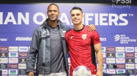 Pelatih Timnas Indonesia Patrick Kluivert (kiri) bersama gelandang Joey Pelupessy (kanan) saat menghadiri sesi konferensi pers jelang laga terakhir Grup C Kualifikasi Piala Dunia 2026 zona Asia melawan Jepang, di Stadion Panasonic Suita, Osaka, Senin (9/6/2025). Timnas Indonesia tetap membidik hasil positif meski sudah memastikan diri lolos ke putaran keempat. / DOC.PSSI