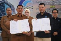 Wakil Bupati Bekasi, dr. Asep Surya Atmaja, bersama Direktur Utama Perumda Tirta Bhagasasi, Reza Lutfi, menunjukkan dokumen serah terima aset wilayah layanan Cabang Rawalumbu dan Cabang Pembantu Setiamekar di Kantor Pusat Tirta Bhagasasi, Cikarang Pusat, Senin (23/6/2025). Penyerahan aset ini menjadi langkah strategis dalam penataan dan optimalisasi tata kelola aset antarpemerintah daerah.


