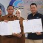 Wakil Bupati Bekasi, dr. Asep Surya Atmaja, bersama Direktur Utama Perumda Tirta Bhagasasi, Reza Lutfi, menunjukkan dokumen serah terima aset wilayah layanan Cabang Rawalumbu dan Cabang Pembantu Setiamekar di Kantor Pusat Tirta Bhagasasi, Cikarang Pusat, Senin (23/6/2025). Penyerahan aset ini menjadi langkah strategis dalam penataan dan optimalisasi tata kelola aset antarpemerintah daerah.

