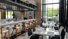 Suasana elegan dan modern di Rustik Restaurant – Harper Cikarang, salah satu area pilihan dalam program Work & Eat. Dilengkapi dengan meja kerja yang nyaman, pencahayaan alami dari jendela besar, serta bar berdesain kontemporer, tempat ini menghadirkan perpaduan sempurna antara produktivitas dan relaksasi.
