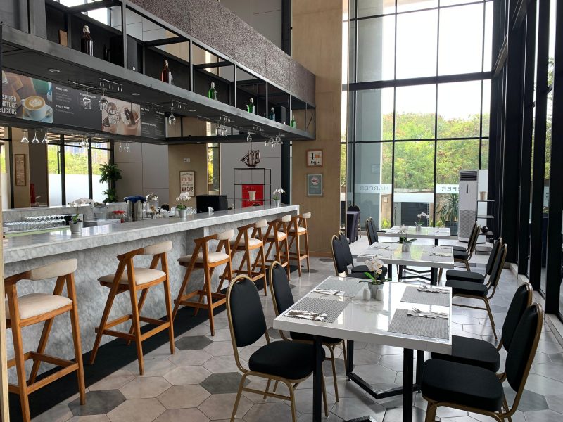 Suasana elegan dan modern di Rustik Restaurant – Harper Cikarang, salah satu area pilihan dalam program Work & Eat. Dilengkapi dengan meja kerja yang nyaman, pencahayaan alami dari jendela besar, serta bar berdesain kontemporer, tempat ini menghadirkan perpaduan sempurna antara produktivitas dan relaksasi.
