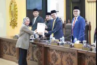 Wakil Ketua DPRD Kabupaten Bekasi menyerahkan dokumen penetapan dua Rancangan Peraturan Daerah (Raperda) kepada perwakilan Pemerintah Kabupaten Bekasi dalam rapat paripurna ke-21 masa persidangan ke-3 DPRD Kabupaten Bekasi, yang digelar di ruang sidang utama, Kamis (18/07/2025). Raperda yang disetujui yakni Raperda tentang Perubahan Perda Pencegahan Kebakaran dan Raperda RPJMD Kabupaten Bekasi Tahun 2025–2029.

