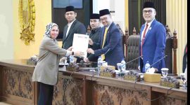 Wakil Ketua DPRD Kabupaten Bekasi menyerahkan dokumen penetapan dua Rancangan Peraturan Daerah (Raperda) kepada perwakilan Pemerintah Kabupaten Bekasi dalam rapat paripurna ke-21 masa persidangan ke-3 DPRD Kabupaten Bekasi, yang digelar di ruang sidang utama, Kamis (18/07/2025). Raperda yang disetujui yakni Raperda tentang Perubahan Perda Pencegahan Kebakaran dan Raperda RPJMD Kabupaten Bekasi Tahun 2025–2029.

