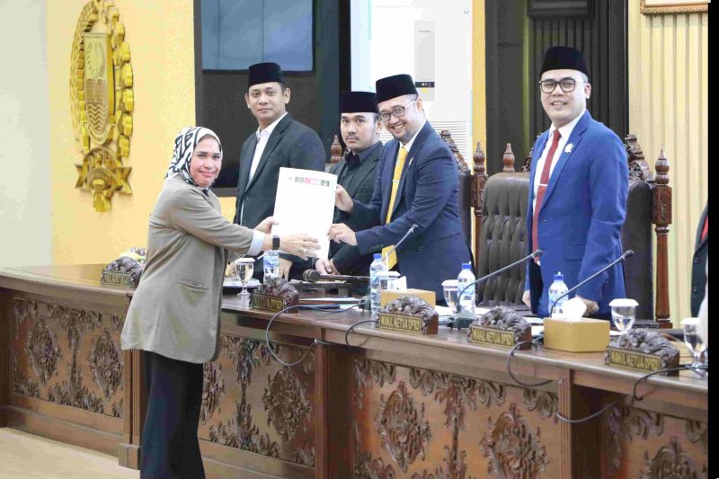 Wakil Ketua DPRD Kabupaten Bekasi menyerahkan dokumen penetapan dua Rancangan Peraturan Daerah (Raperda) kepada perwakilan Pemerintah Kabupaten Bekasi dalam rapat paripurna ke-21 masa persidangan ke-3 DPRD Kabupaten Bekasi, yang digelar di ruang sidang utama, Kamis (18/07/2025). Raperda yang disetujui yakni Raperda tentang Perubahan Perda Pencegahan Kebakaran dan Raperda RPJMD Kabupaten Bekasi Tahun 2025–2029.

