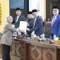 Wakil Ketua DPRD Kabupaten Bekasi menyerahkan dokumen penetapan dua Rancangan Peraturan Daerah (Raperda) kepada perwakilan Pemerintah Kabupaten Bekasi dalam rapat paripurna ke-21 masa persidangan ke-3 DPRD Kabupaten Bekasi, yang digelar di ruang sidang utama, Kamis (18/07/2025). Raperda yang disetujui yakni Raperda tentang Perubahan Perda Pencegahan Kebakaran dan Raperda RPJMD Kabupaten Bekasi Tahun 2025–2029.

