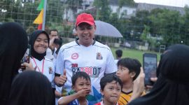 Wali Kota Bekasi Tri Adhianto berpose bersama anak-anak peserta latihan perdana klub bola voli Patriot RVB usai peresmian di Lapangan Voli Stadion Mini Rawalumbu, Minggu (6/7/2025). Klub ini diharapkan menjadi wadah pembinaan atlet muda dari Rawalumbu dan sekitarnya.