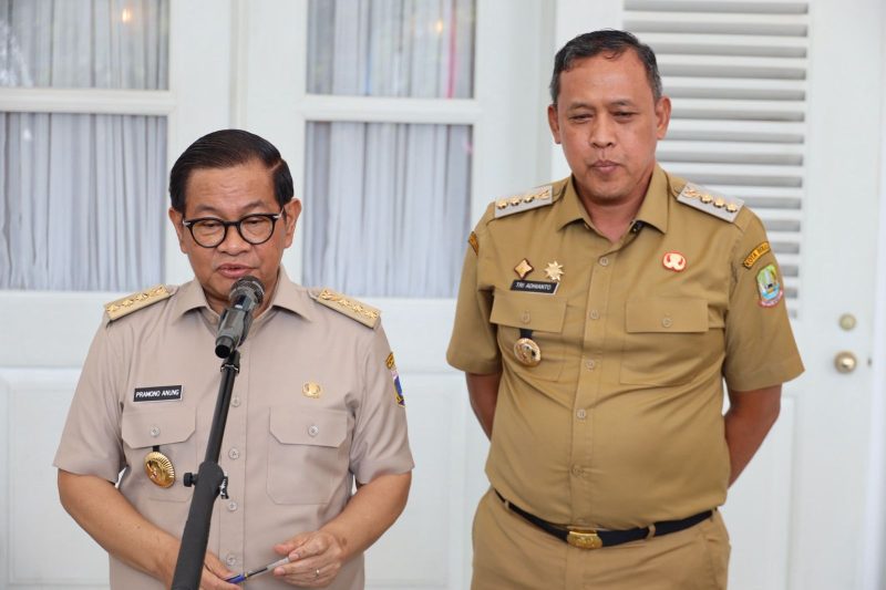 Wali Kota Bekasi, Dr. Tri Adhianto (kanan), bersama Gubernur DKI Jakarta, Pramono Anung (kiri), memberikan keterangan pers usai pertemuan di Balai Kota DKI Jakarta, Senin (8/7/2025). Pertemuan tersebut membahas sejumlah isu strategis lintas wilayah, termasuk integrasi transportasi, suplai air bersih, dan pengelolaan TPST Bantargebang.