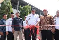 Wali Kota Bekasi, Tri Adhianto, didampingi jajaran pemerintah dan tokoh masyarakat, secara simbolis meresmikan Taman Ciketing Udik 4 dengan pengguntingan pita, Rabu (9/7/2025). Taman ini diharapkan menjadi ruang terbuka hijau yang edukatif dan ramah anak bagi warga Kelurahan Ciketing Udik, Kecamatan Bantargebang.