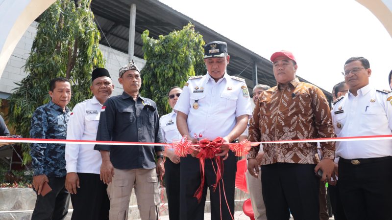 Wali Kota Bekasi, Tri Adhianto, didampingi jajaran pemerintah dan tokoh masyarakat, secara simbolis meresmikan Taman Ciketing Udik 4 dengan pengguntingan pita, Rabu (9/7/2025). Taman ini diharapkan menjadi ruang terbuka hijau yang edukatif dan ramah anak bagi warga Kelurahan Ciketing Udik, Kecamatan Bantargebang.