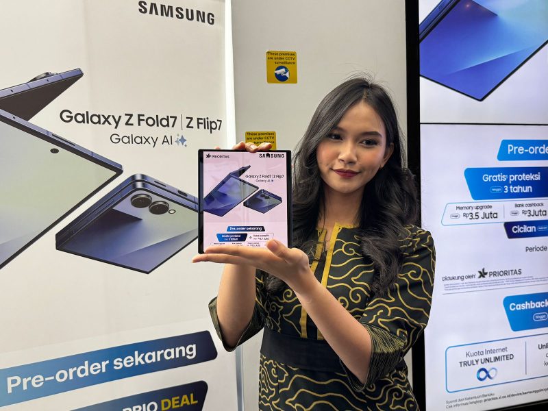 Seorang model memperlihatkan paket bundling eksklusif Samsung Galaxy Z Fold7 dan Z Flip7 yang ditawarkan oleh XL PRIORITAS, dalam acara peluncuran resmi di Jakarta, Jumat (11/7/2025). Melalui kolaborasi antara XLSMART dan Samsung Electronics Indonesia, pelanggan dapat menikmati penawaran cashback hingga Rp7 juta dan kuota internet unlimited selama 2 tahun.