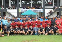 Dua tim peserta berpose bersama sebelum laga pembuka Wanajaya Cup 2025 di Stadion Mini Cibitung, Minggu (13/7/2025). Turnamen ini memperebutkan hadiah utama seekor sapi dan menjadi bagian dari rangkaian peringatan HUT ke-80 Republik Indonesia.