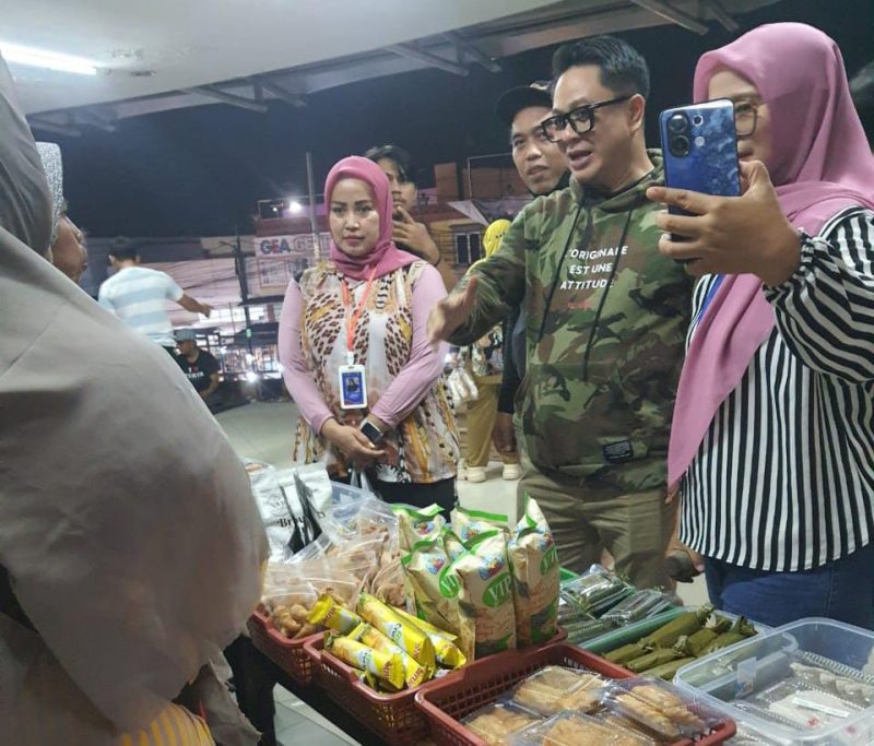 Ketua Fraksi PKB DPRD Kota Bekasi, Ahmad Murodi (berpakaian loreng hijau), saat berdialog langsung dengan pedagang dalam kegiatan Pasar Kue Subuh di Plaza Atrium Pondok Gede, Sabtu (12/7/2025) malam. Kegiatan ini diikuti puluhan pelaku UMKM dari berbagai wilayah di Kota Bekasi dan mendapat sambutan antusias dari masyarakat.