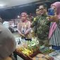 Ketua Fraksi PKB DPRD Kota Bekasi, Ahmad Murodi (berpakaian loreng hijau), saat berdialog langsung dengan pedagang dalam kegiatan Pasar Kue Subuh di Plaza Atrium Pondok Gede, Sabtu (12/7/2025) malam. Kegiatan ini diikuti puluhan pelaku UMKM dari berbagai wilayah di Kota Bekasi dan mendapat sambutan antusias dari masyarakat.