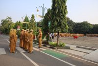 Wali Kota Bekasi, Tri Adhianto, memberikan teguran langsung kepada sejumlah ASN yang terlambat mengikuti apel pagi di halaman Kantor Pemerintah Kota Bekasi, Senin (21/7/2025). Teguran tersebut disampaikan sebagai bentuk penegasan pentingnya disiplin waktu bagi seluruh aparatur sipil negara.