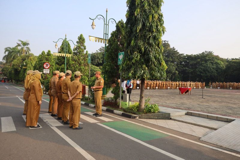 Wali Kota Bekasi, Tri Adhianto, memberikan teguran langsung kepada sejumlah ASN yang terlambat mengikuti apel pagi di halaman Kantor Pemerintah Kota Bekasi, Senin (21/7/2025). Teguran tersebut disampaikan sebagai bentuk penegasan pentingnya disiplin waktu bagi seluruh aparatur sipil negara.