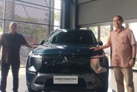 General Manager Operasional Jabobek Sun Motor Rudi Rimawan (kanan), bersama perwakilan manajemen Sun Star Motor Cibubur berpose di samping unit Mitsubishi Destinator dalam acara peluncuran resmi yang digelar di diler Mitsubishi Sun Star Motor Cibubur, Selasa (22/7/2025).