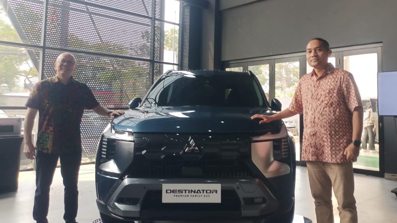 General Manager Operasional Jabobek Sun Motor Rudi Rimawan (kanan), bersama perwakilan manajemen Sun Star Motor Cibubur berpose di samping unit Mitsubishi Destinator dalam acara peluncuran resmi yang digelar di diler Mitsubishi Sun Star Motor Cibubur, Selasa (22/7/2025).