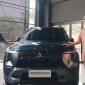 General Manager Operasional Jabobek Sun Motor Rudi Rimawan (kanan), bersama perwakilan manajemen Sun Star Motor Cibubur berpose di samping unit Mitsubishi Destinator dalam acara peluncuran resmi yang digelar di diler Mitsubishi Sun Star Motor Cibubur, Selasa (22/7/2025).