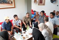 Sejumlah anggota Komisi II DPRD Kabupaten Purwakarta berdiskusi bersama jajaran manajemen PT Jasamarga Related Business (JMRB) dan Jasamarga Metropolitan Tollroad (JMT) saat kunjungan kerja ke Tempat Istirahat dan Pelayanan (TIP) KM 88A Ruas Tol Cipularang, Rabu (23/7/2025). Kunjungan ini membahas kontribusi rest area terhadap pendapatan daerah serta sinergi pengelolaan tenant dan UMKM.

