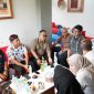 Sejumlah anggota Komisi II DPRD Kabupaten Purwakarta berdiskusi bersama jajaran manajemen PT Jasamarga Related Business (JMRB) dan Jasamarga Metropolitan Tollroad (JMT) saat kunjungan kerja ke Tempat Istirahat dan Pelayanan (TIP) KM 88A Ruas Tol Cipularang, Rabu (23/7/2025). Kunjungan ini membahas kontribusi rest area terhadap pendapatan daerah serta sinergi pengelolaan tenant dan UMKM.

