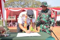 Wali Kota Bekasi, Tri Adhianto menandatangani dokumen sebagai simbol resmi pembukaan kegiatan TNI Manunggal Membangun Desa (TMMD) ke-125 Tahun 2025 yang digelar di Kelurahan Mustikasari, Kecamatan Mustikajaya, Kota Bekasi, Selasa (23/7/2025). Turut mendampingi, Komandan Kodim 0507/Bekasi Letkol Arm Krisrantau, S.H., M.I.Pol, dalam seremoni yang dihadiri jajaran Forkopimda dan elemen masyarakat.