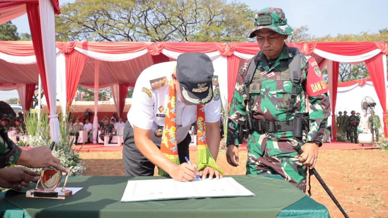 Wali Kota Bekasi, Tri Adhianto menandatangani dokumen sebagai simbol resmi pembukaan kegiatan TNI Manunggal Membangun Desa (TMMD) ke-125 Tahun 2025 yang digelar di Kelurahan Mustikasari, Kecamatan Mustikajaya, Kota Bekasi, Selasa (23/7/2025). Turut mendampingi, Komandan Kodim 0507/Bekasi Letkol Arm Krisrantau, S.H., M.I.Pol, dalam seremoni yang dihadiri jajaran Forkopimda dan elemen masyarakat.
