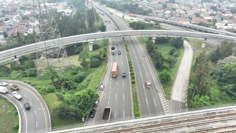 Tampak dari udara, kondisi lalu lintas di ruas Jalan Tol Jakarta Outer Ring Road (JORR) dalam situasi lancar. Pemeliharaan perkerasan jalan oleh Jasamarga Metropolitan Tollroad (JMT) dan PT Jasamarga Tollroad Maintenance (JMTM) dilakukan sebagai upaya menjaga kualitas jalan dan kenyamanan pengguna. Pekerjaan ini difokuskan di lajur 1 arah Cikunir/Tanjung Priok dan arah sebaliknya menuju Serpong/Pondok Indah.