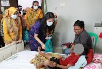 Ketua TP PKK Kabupaten Subang, Ny. Ega Anjani Reynaldy (berdiri membungkuk, mengenakan gaun biru), didampingi Ketua DWP RSUD Subang, Ny. Novi Achmad (berkerudung kuning), menyapa dan memberikan bingkisan kepada pasien anak di ruang perawatan RSUD Subang dalam rangka peringatan Hari Anak Nasional ke-41, Jumat (25/7/2025). Kegiatan ini merupakan bentuk kepedulian terhadap anak-anak yang sedang menjalani perawatan.
