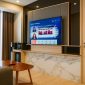 Tampilan terbaru salah satu kamar di Hotel Harper Cikarang yang telah dilengkapi dengan Smart TV berukuran 55 inch dan interior modern. Pembaruan ini merupakan bagian dari program upgrade smart room untuk meningkatkan kenyamanan dan pengalaman digital para tamu.
