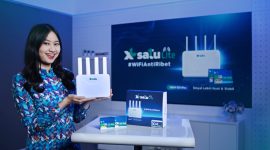Seorang model memperlihatkan perangkat terbaru XL SATU Lite yang kini hadir dengan desain lebih modern, sinyal lebih kuat, dan fitur #WiFiAntiRibet, saat peluncuran resmi produk di Jakarta, 28 Juli 2025. XL SATU Lite menawarkan solusi internet rumah praktis dengan kuota akumulasi dan jangkauan luas di seluruh Indonesia.