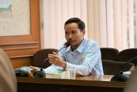 Ketua Bapemperda DPRD Kabupaten Bekasi dari Fraksi PKB, Ombi Hari Wibowo, saat menyampaikan pandangan strategis terkait transparansi APBD dan peningkatan PAD dalam rapat Paparan P2APBD, Senin (28/07/2025).