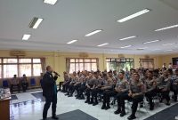 Kepala Bidang Pencegahan BNK Kabupaten Bekasi, Susilo Budianto, memberikan sosialisasi bahaya narkoba kepada anggota Brimob Batalyon D Pelopor Polda Metro Jaya di Cikarang dalam rangka menyambut Hari Anti Narkotika Internasional (HANI) 2025, Selasa (1/7/2025).







