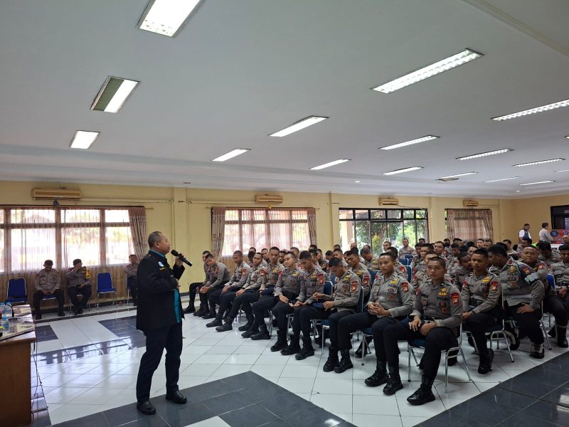 Kepala Bidang Pencegahan BNK Kabupaten Bekasi, Susilo Budianto, memberikan sosialisasi bahaya narkoba kepada anggota Brimob Batalyon D Pelopor Polda Metro Jaya di Cikarang dalam rangka menyambut Hari Anti Narkotika Internasional (HANI) 2025, Selasa (1/7/2025).