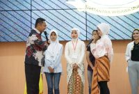 Wakil Bupati Bekasi, Asep Surya Atmaja, berdialog dengan para peserta dalam rangkaian kegiatan peringatan Hari Anti Narkotika Internasional (HANI) 2025 di Kabupaten Bekasi. Kegiatan ini bertujuan meningkatkan kesadaran masyarakat akan bahaya penyalahgunaan narkoba.
