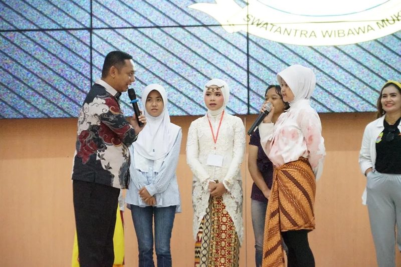 Wakil Bupati Bekasi, Asep Surya Atmaja, berdialog dengan para peserta dalam rangkaian kegiatan peringatan Hari Anti Narkotika Internasional (HANI) 2025 di Kabupaten Bekasi. Kegiatan ini bertujuan meningkatkan kesadaran masyarakat akan bahaya penyalahgunaan narkoba.