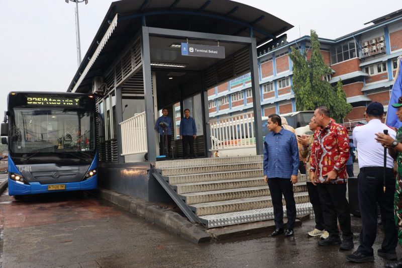 Wali Kota Bekasi, Tri Adhianto (batik merah), bersama jajaran Dishub, TNI, Polri, dan perwakilan Pemprov DKI Jakarta, mencoba perjalanan perdana bus TransJabodetabek B25 rute Bekasi–Dukuh Atas usai peresmian di Terminal Induk Bekasi, Jumat (4/7/2025). Moda ini diharapkan mempermudah mobilitas warga sekaligus mengurangi penggunaan kendaraan pribadi.

