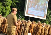 Wali Kota Bekasi, Tri Adhianto, memberikan arahan saat memimpin apel pagi di Plaza Pemkot Bekasi, Senin (7/7/2025). Apel diikuti jajaran ASN dan PPPK sebagai bentuk penguatan kedisiplinan dan kesiapsiagaan menghadapi musim hujan.

