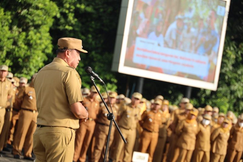 Wali Kota Bekasi, Tri Adhianto, memberikan arahan saat memimpin apel pagi di Plaza Pemkot Bekasi, Senin (7/7/2025). Apel diikuti jajaran ASN dan PPPK sebagai bentuk penguatan kedisiplinan dan kesiapsiagaan menghadapi musim hujan.

